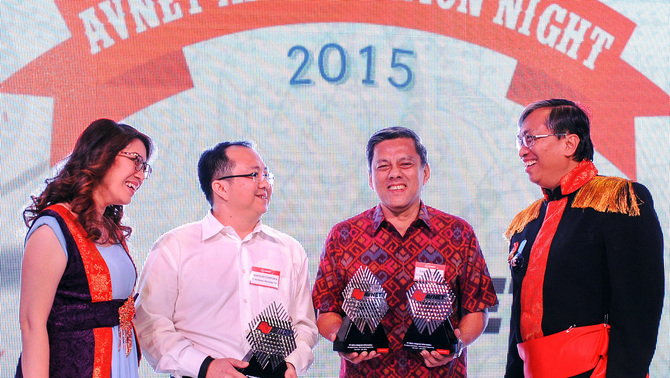 Deputy Country GM Avnet Technology Solutions Indonesia Agustini, President Director PT Multipolar Technology Tbk Wahyudi Chandra, President Director PT Mitra Integrasi Informatika Sjafril Effendi, dan Country General Manager Avnet Technology Solutions Indonesia Handoyo Singgih, 
