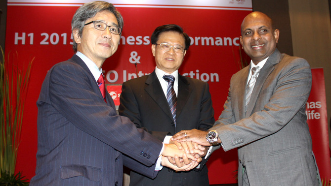Presiden Komisaris Sinarmas MSIG Life Indra Widjaja (tengah), Presiden Direktur Premraj Thuraisingam (kanan) dan Wakil Presiden Direktur Hidehiko Tomishima (kiri) bertumpu tangan usai paparan kinerja dan perkenalan Presiden Direktur yang baru di Jakarta,Rabu (26/8/2015).
