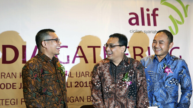 Presiden Direktur PT Al Ijarah Indonesia Finance (Alif) Iman Pribadi (tengah), berbincang bersama Finance & Operation Director Iman Budi Utama (kiri) dan Sales & Marketing Director Arief Indra Nurhari, disela paparan kinerja semester pertama tahun 2015, di Jakarta, Kamis (27/8). 