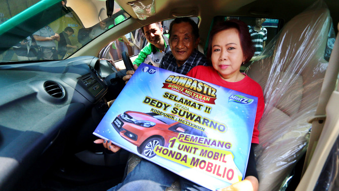 Pemenang  undian program MintZ Bombastiz Bonuz Milyaran Dedy Suwarno bersama istri pada acara penyerahan hadiah program MintZ Bombastiz Bonuz Milyaran, di Kebumen, Jawa Tengah, Jumat (28/8). 