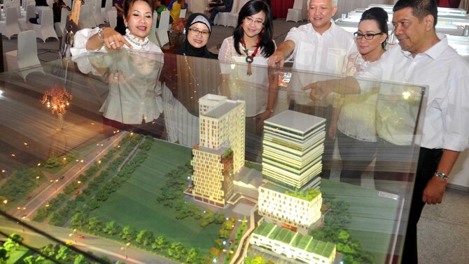 Chief Operating Officer PT Merdeka Ronov Indonesia Ronaldo Maukar (ketiga kanan) dan Direktur PT Merdeka Ronov Indonesia  Novi Imelly (kedua kanan), didampingi Anggota Komite Manajemen  lainnya melihat maket kawasan Mixed Used Intermark disela penandatanganan MoU jual beli unit perkantoran tersebut di Serpong, Banten, Sabtu (29/8). BeritaSatu Photo/Mohammad Defrizal