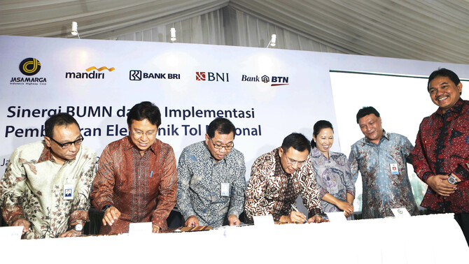 Menteri BUMN Rini Sumarno, Direktur Utama Jasa Marga Adityawarman dan Ketua BPK Achsanul Kosasih menyaksikan Direktur Utama Bank Mandiri Budi G. Sadikin, Direktur Utama BNI Achmad Baiquni, Direktur Utama BRI Asmawi Syam, dan Direktur Utama BTN Maryono menandatangani kerjasama Akses E-Payment Tol secara nasional di Kapuk, Jakarta, Senin (31/8)