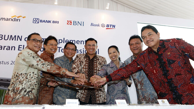 Berjabat tangan saat Pembukaan Akses E-Payment Tol secara nasional di Kapuk, Jakarta, Senin (31/8).