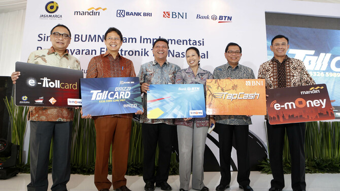 Menteri BUMN Rini Soemarno (ketiga kanan), Dirut BNI Achmad Baiquni (kanan), Dirut BRI Asmawi Syam (kedua kanan), Dirut PT Jasa Marga Adityawarman (ketiga kiri), Dirut Bank Mandiri Budi G. Sadikin (kedua kiri), dan Dirut BTN Maryono (kiri) memegang replika kartu pembayaran tol elektronik saat Pembukaan Akses E-Payment Tol secara nasional di Kapuk, Jakarta, Senin (31/8).