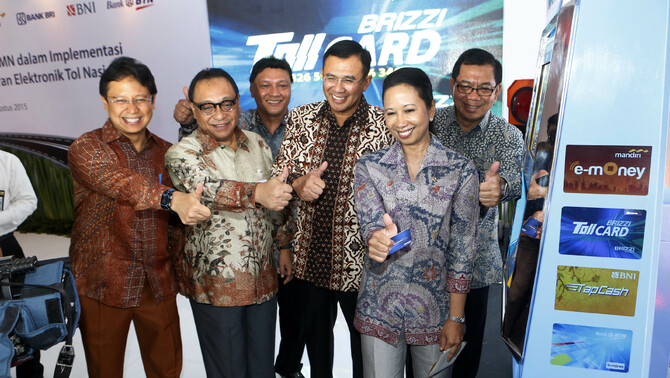 Menteri BUMN Rini Soemarno (kedua kanan), Dirut BNI Achmad Baiquni (ketiga kanan), Dirut BRI Asmawi Syam (kanan), Dirut PT Jasa Marga Adityawarman (ketiga kiri), Dirut Bank Mandiri Budi G. Sadikin (kiri), dan Dirut BTN Maryono (kedua kiri) mengajungkan jempol bersama usai Pembukaan Akses E-Payment Tol secara nasional di Kapuk, Jakarta, Senin (31/8).