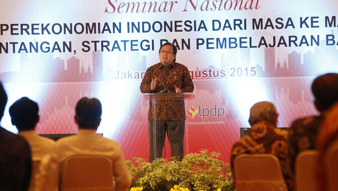 Menteri Keuangan RI Bambang Brojonegoro menyampaikan kata sambutan saat acara Seminar Nasional Perekonomian Indonesia Dari Masa Ke Masa dengan tema Tantangan, Strategi dan Pembelajaran Bangsa di Aula Dhanapala Kementerian Keuangan di Jakarta, Senin (31/8/2015)