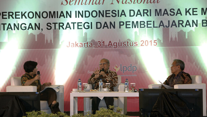 Pembicara Prof. Emil Salim (tengah), Prof. Dr. Djisman Simanjuntak dan moderator Aviliani saat sesi pertama Seminar Nasional Perekonomian Indonesia Dari Masa Ke Masa dengan tema Tantangan, Strategi dan Pembelajaran Bangsa di Aula Dhanapala Kementerian Keuangan di Jakarta, Senin (31/8/2015). 
