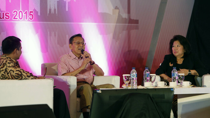 Pembicara Wakil Presiden RI periode 2009-2014 Prof. Dr. Boediono (tengah), Prof. Dr. Mari E. Pangestu (kanan) dan moderator Suhasil Nazara saat sesi kedua Seminar Nasional Perekonomian Indonesia Dari Masa Ke Masa dengan tema Tantangan, Strategi dan Pembelajaran Bangsa di Aula Dhanapala Kementerian Keuangan di Jakarta, Senin (31/8/2015). 