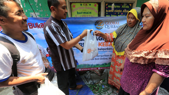 Head of Sales BukaLapak.com Tri Bagus Subekti (kanan) saat menyaksikam penyembelihan dan distribusi daging kurban. BukaLapak.com bekerjasama dengan Global Qurban dan Aksi Cepat Tanggap (ACT) menyalurkan hewan kurban bagi warga masyarakat yang membutuhkan Dalam Idul Adha 1436 H ini BukaLapak.com berhasil menyalurkan hewan kurban berupa lebih dari 1500 kambing kurban subsidi ,8 sapi,1 unta dan 7 kambing gaza yang dibeli secara online di BukaLapak.com dari seluruh Indonesia. BeritaSatu Photo/str