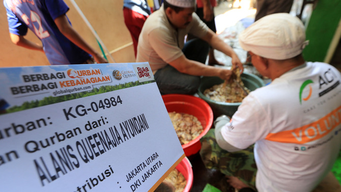 Penyembelihan dan distribusi daging kurban. BukaLapak.com bekerjasama dengan Global Qurban dan Aksi Cepat Tanggap (ACT) menyalurkan hewan kurban bagi warga masyarakat yang membutuhkan Dalam Idul Adha 1436 H ini BukaLapak.com berhasil menyalurkan hewan kurban berupa lebih dari 1500 kambing kurban subsidi ,8 sapi,1 unta dan 7 kambing gaza yang dibeli secara online di BukaLapak.com dari seluruh Indonesia. BeritaSatu Photo/str