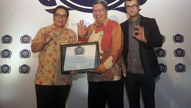Director Corporate Communications Matahari Putra Prima, Danny Kojongian menerima penghargaan pemenang Indonesia WOW Brand 2015 untuk kategori Hypermarket dari MarkPlus, Inc. yang diberikan oleh Ketua Umum Asosiasi Pengusaha Retail Indonesia (Aprindo) Roy Nicolas Mandey (kedua dari kanan) didampingi Chief Operating Officer of MarkPlus, Inc. Jacky Mussry di acara Indonesia WOW Brand 2015, Jakarta, Selasa (29/9).Investor Daily / Emral