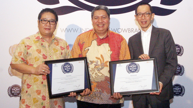 Director Corporate Communications Matahari Putra Prima, Danny Kojongian dan Head of Marketing PT Matahari Department Store Dharsana Sulistijo (kanan) berfoto bersama  Ketua Umum Asosiasi Pengusaha Retail Indonesia (Aprindo) Roy Nicolas Mandey (tengah) usai acara penghargaan pemenang Indonesia WOW Brand 2015 , Jakarta, Selasa (29/9). Hypermart meraih penghargaan pemenang Indonesia WOW Brand 2015 untuk kategori Hypermarket dan Matahari Department Store meraih penghargaan kategori Department Store. Investor Daily / Emral