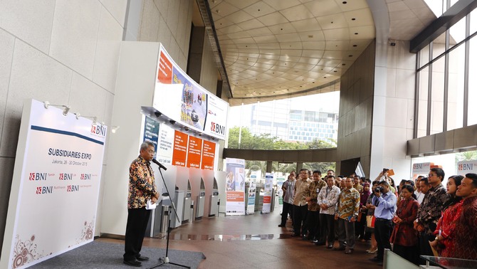 Direktur Keuangan BNI, Rico Rizal Budidarmo membuka pameran di lobi utama Kantor Pusat BNI Jakarta