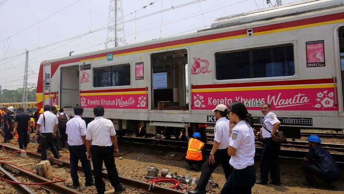 Puluhan petugas mengevakuasi rangkaian kereta rel listrik 'commuter line' Bekasi-Jakarta Kota yang anjlok di jalur 3 Stasiun Manggarai, Jakarta, Selasa (27/10). SP/Joanito De Saojoao
