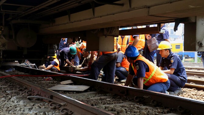 Puluhan petugas mengevakuasi rangkaian kereta rel listrik 'commuter line' Bekasi-Jakarta Kota yang anjlok di jalur 3 Stasiun Manggarai, Jakarta, Selasa (27/10). SP/Joanito De Saojoao