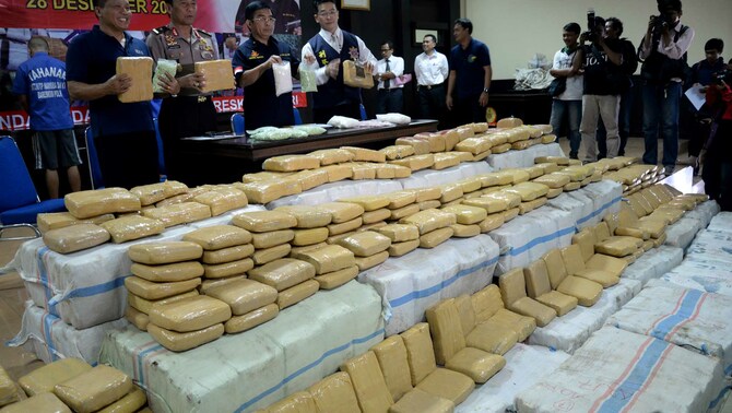 Direktur Tindak Pidana Narkoba Bareskrim Mabes Polri Brigjen Pol. Anjan Pramuka Putra (ketiga kanan) bersama Karopenmas Mabes Polri Brigjen Pol. Agus Rianto (ketiga kiri) dan pejabat terkait memberikan keterangan pers hasil pengungkapan kasus jaringan narkotika di Gedung Aula Direktorat Tindak Pidana (Dittipid) Narkoba, Cawang, Jakarta, Senin (28/12).