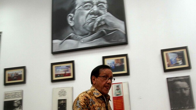 Ketua Dewan Pertimbangan Partai Golkar Akbar Tandjung, memberi keterangan pers didampingi anggota dewan pertimbangan golkar lainnya di Akbar Tandjung Institute, Jakarta, Selasa (29/12). 