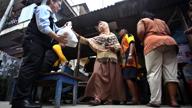 Paket sembako yang diberikan yakni setengah harga Rp 25 ribu dengan isi Beras, Minyak Goreng, Indomie dan Gula Pasir dari harga total seharusnya Rp 50 ribu.
