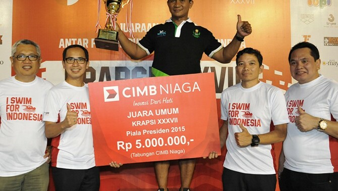 Head of Marketing, Brand and Communications CIMB Niaga Slamet Sudijono, Ketua Pelaksana KRAPSI XXXVII Piala Presiden 2015 Indra Uno, Sekretaris Jendral Pengurus Besar Persatuan Renang Seluruh Indonesia (PB PRSI) Ali A. Patiwiri dan Wakil Ketua Umum PB PRSI Sarman Simanjorang dan juara umum berfoto bersama sela acara penutupan Kejuaraan Renang Antar Perkumpulan Seluruh Indonesia (KRAPSI) XXXVII Piala Presiden 2015 di Jakarta, Rabu malam (30/12/2015).

