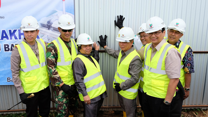 Jajaran manajemen foto bersama usai pemasangan panel
