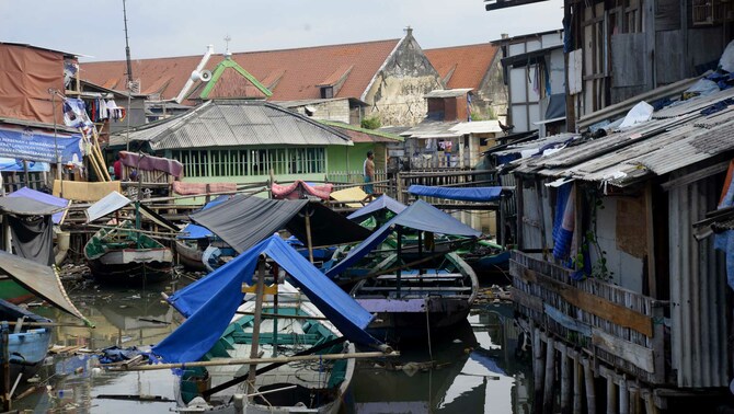 Warga melintasi jembatan di kawasan Luar Batang, Jakarta, Selasa (29/3/2016). SP/Joanito De Saojoao.