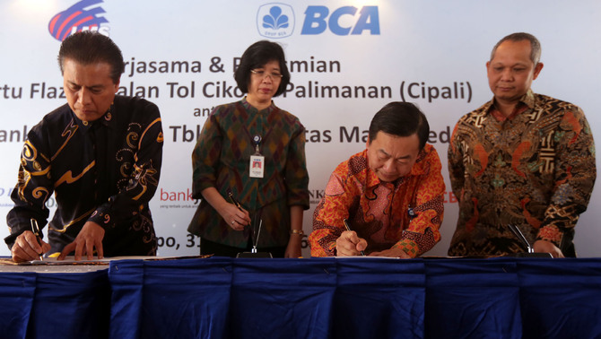 Direktur Utama PT Lintas Marga Sedaya (LMS) Datuk Mohd. Zulastri Bin Mohd. Amin bersama General Manager of Funding & Service Division Ina Suwandi, Kepala Grup Bisnis Consumer Card PT Bank Central Asia Tbk (BCA), Santoso dan Kepala Badan Pengatur Jalan Tol (BPJT) Herry Trisaputra Zuna saat penandatanganan kerjasama antara LMS dan BCA.