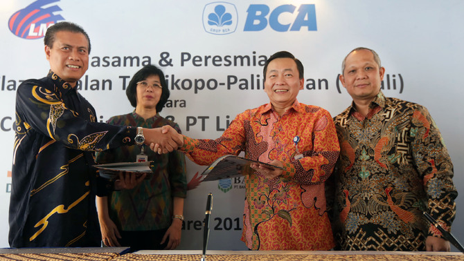Direktur Utama PT Lintas Marga Sedaya (LMS) Datuk Mohd. Zulastri Bin Mohd. Amin bersama General Manager of Funding & Service Division Ina Suwandi, Kepala Grup Bisnis Consumer Card PT Bank Central Asia Tbk (BCA), Santoso dan Kepala Badan Pengatur Jalan Tol (BPJT) Herry Trisaputra Zuna saat penandatanganan kerjasama antara LMS dan BCA.