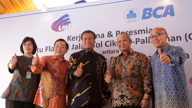Berfoto bersama usai penandatanganan kerjasama untuk penggunaan Flazz di Tol Cikopo - Palimanan (Cipali) sebagai pembayaran e-payment non tunai, di gerbang Tol Cikopo KM 78 Jalan Tol Cipali, Jawa Barat, Kamis (31/1/2016).