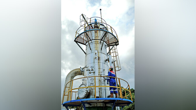 Pekerja mengawasi sumur panas bumi (Geothermal) Unit 5-6 di Desa Tompaso, Minahasa, Sulawesi Utara, 30 Maret 2016. FOTO: BeritaSatu Photo/Danung Arifin