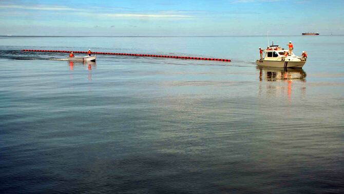 Oil boom sedang ditarik di laut Pelabuhan Garongkong, Barru, Sulawesi Selatan, Jumat (1/4/2016). BeritaSatu Photo/Mohammad Defrizal