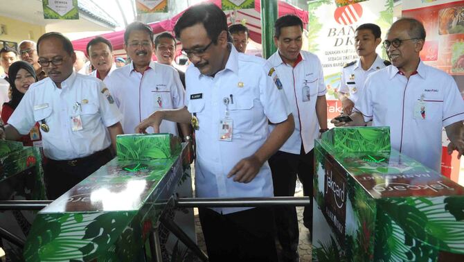 Wakil Gubernur DKI Jakarta  Djarot Saiful Hidayat (tengah) disaksikan Direktur Bisnis Bank DKI, Antonius Widodo (kanan), dan Walikota Jakarta Selatan Tri Kurniadi mencoba penggunaan JakCard  Bank DKI di pintu masuk Taman Margasatwa Ragunan Jakarta, Rabu (4/5/2016), BeritaSatu Photo/Mohammad Defrizal