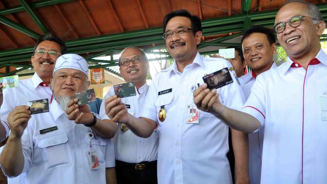 Direktur Utama Bank DKI, Kresno Sediarsi , Wakil Gubernur DKI Jakarta  Djarot Saiful Hidayat, Walikota Jakarta Selatan Tri Kurniadi,  dan Kepala Kantor Pengelola TMR Bambang Triana (tengah), Direktur Bisnis Bank DKI, Antonius Widodo  menunjukan  e-ticketing JakCard Bank DKI di Taman Margasatwa Ragunan, Jakarta, Rabu (4/5/2016). BeritaSatu Photo/Mohammad Defrizal