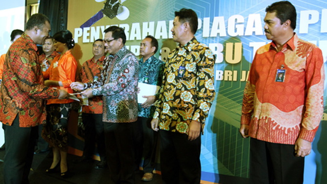 Direktur Utama PT Bank Rakyat Indonesia Tbk Asmawi Syam bersama Direktur Kuswiyoto, dan Pemimpin Wilayah BRI Jakarata 1 Budi Satria memberikan penghargaan mengembangkan bisnis mikro kepada karyawan berprestasi di sela acara Program Penghargaan BRI Unit (PPBU) di kantor BRI Jakarta 1, Jakarta
