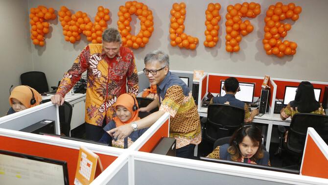 President Director FWD Life Rudi Kamdani dan Vice President Director FWD Life Jens Reisch memantau aktivitas yang dilakukan oleh tim Customer Care FWD Life di kantor FWD Life disela acara peluncuran FWD 24/7 Digital Service di Jakarta, Senin (9/5/2016).
