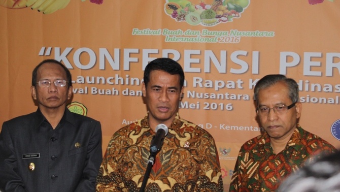 Menteri Pertanian Andi A Sulaiman (tengah) didampingi Rektor IPB Herry Suhardiyanto dan Wakil Walikota Bogor Usmar Hariman saat jumpa pers di Kantor Kementan, Jakarta, Senin (9/5). 