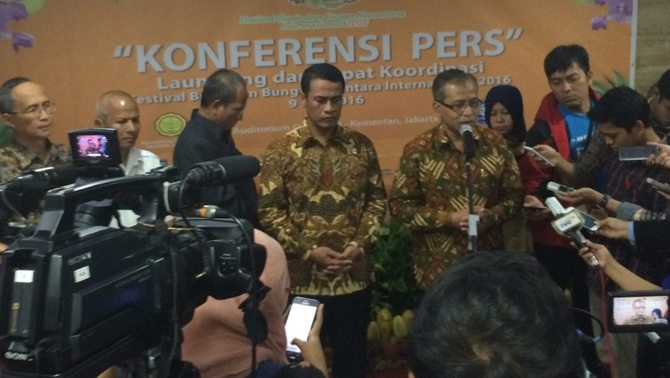Menteri Pertanian Andi A Sulaiman bersama Rektor IPB Herry Suhardiyanto saat jumpa pers di Kantor Kementan, Jakarta, Senin (9/5). 