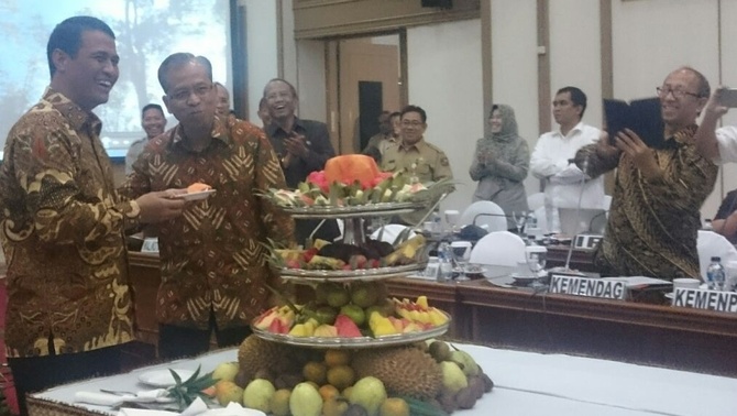 Menteri Pertanian Andi A Sulaiman bersama Rektor IPB Herry Suhardiyanto mencoba buah  segar usai jumpa pers di Kantor Kementan, Jakarta, Senin (9/5). 