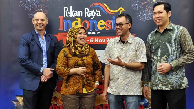 Ketua Pelaksana Harian Pekan Raya Indonesia (PRI) E. Ernawan ( kedua kanan) berbincang dengan Sekjen PRI  Hyang I. Mihardja (kedua kiri), Direktur PRI Ryan Adrian (kanan) dan Presiden Direktur DMVO Aage Hansen pada acara  Media Networking perihal penyelenggaraan Pekan Raya Indonesia Oktober 2016 di ICE BSD  City, Selasa (10/5/2016). BeritaSatu Photo/Mohammad Defrizal