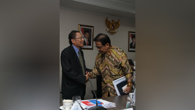 Menteri Koordinator Maritim dan Sumber Daya Rizal Ramli (kiri) berjabat tangan dengan Menteri Perencanaan Pembangunan Nasional/Kepala Bappenas Sofyan Djalil. 
