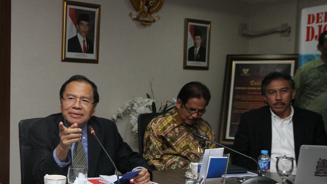 Menteri Koordinator Maritim dan Sumber Daya Rizal Ramli (kiri) mmberi keterangan pers mengenai pembangunan Blok Masela di Jakarta, Rabu (11/5/2016). 