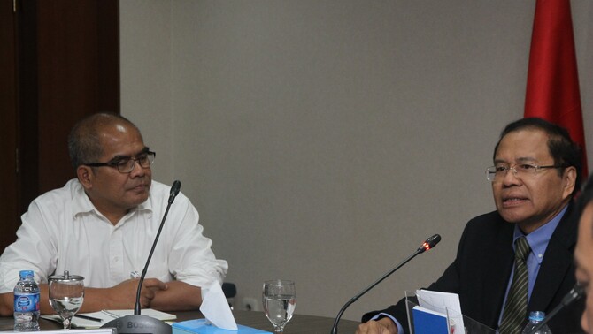 Menteri Koordinator Maritim dan Sumber Daya Rizal Ramli (kanan) mmberi keterangan pers mengenai pembangunan Blok Masela di Jakarta, Rabu (11/5/2016). 