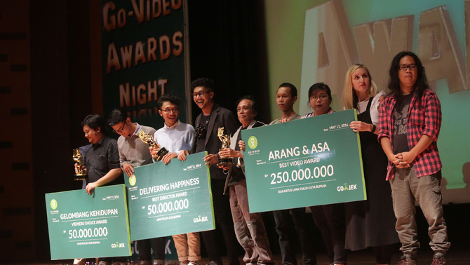 Para pemenang GO-VIDEO Competition 2016 dengan tema 'Indonesia Pilih GO-JEK' berfoto bersama di Jakarta, Rabu (11/4/2016)