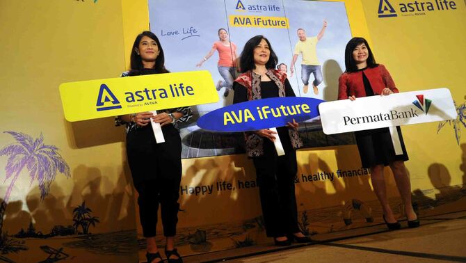 Direktur PT Astra Aviva Life, Windawati Tjahjadi (tengah) bersama Aktris sekaligus Perwakilan Kaum Urban, Dian Sastrowardoyo (kiri) dan Head Wealth Management, Retail Liability Products & E-Channel PermataBank, DJumariah Tenteram (kanan) secara simbolis memperlihatkan produk asuransi jiwa disela peluncuran produk asuransi jiwa dan  investasi AVA iFuture di Jakarta, Rabu (11/5/2016) BeritaSatu Photo/Mohammad Defrizal