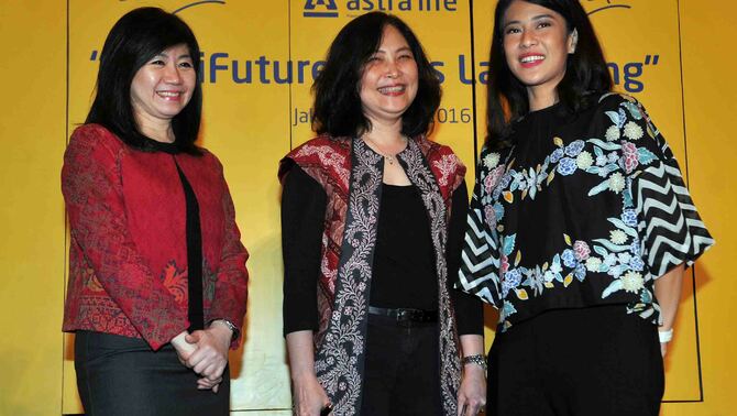 Direktur PT Astra Aviva Life, Windawati Tjahjadi (tengah)  berbincang dengan aktris  sekaligus Perwakilan Kaum Urban, Dian Sastrowardoyo (kanan) disaksikan Head Wealth Management, Retail Liability Products & E-Channel PermataBank, DJumariah Tenteram disela peluncuran produk asuransi jiwa dengan investasi AVA iFuture di Jakarta, Rabu (11/5/2016) BeritaSatu Photo/Mohammad Defrizal