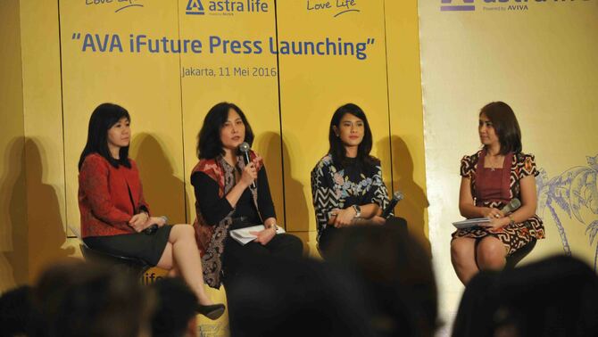
Direktur PT Astra Aviva Life, Windawati Tjahjadi (kedua kiri)  bersama  Artis sekaligus Perwakilan Kaum Urban, Dian Sastrowardoyo (kedua kanan) dan  Head Wealth Management, Retail Liability Products & E-Channel PermataBank, DJumariah Tenteram (kiri) serta moderator berbicara kepada wartawan saat  peluncuran produk asuransi jiwa dengan investasi AVA iFuture di Jakarta, Rabu (11/5/2016). BeritaSatu Photo/Mohammad Defrizal
