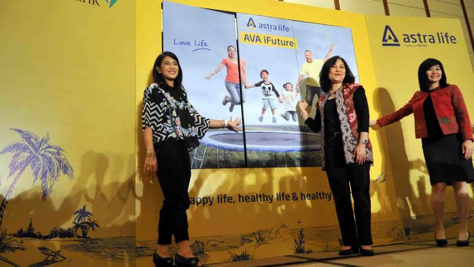 Direktur PT Astra Aviva Life, Windawati Tjahjadi (tengah) bersama Aktris sekaligus Perwakilan Kaum Urban, Dian Sastrowardoyo (kiri) dan Head Wealth Management, Retail Liability Products & E-Channel PermataBank, DJumariah Tenteram (kanan) secara simbolis memperlihatkan produk asuransi jiwa disela peluncuran produk asuransi jiwa dan  investasi AVA iFuture di Jakarta, Rabu (11/5/2016) BeritaSatu Photo/Mohammad Defrizal