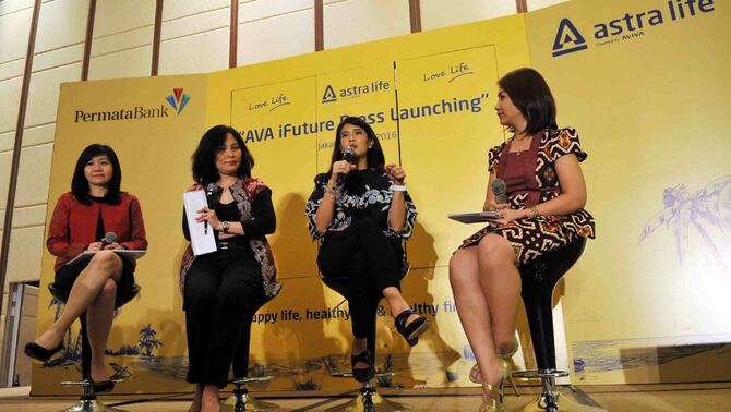 Aktris sekaligus Perwakilan Kaum Urban, Dian Sastrowardoyo (kedua kanan) bersama Direktur PT Astra Aviva Life, Windawati Tjahjadi (kedua kiri)  dan  Head Wealth Management, Retail Liability Products & E-Channel PermataBank, DJumariah Tenteram (kiri) serta moderator berbicara kepada wartawan saat  peluncuran produk asuransi jiwa dengan investasi AVA iFuture di Jakarta, Rabu (11/5/2016). BeritaSatu Photo/Mohammad Defrizal