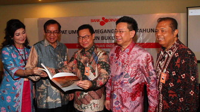 Direktur Utama PT Bank Dinar Indonesia Tbk Hendra Lie (tengah) bersama Komisaris Independen Efen Lingga Utama (kiri), Komisaris Utama Syaiful Amir (kedua dari kiri) dan Pemegang Saham Nio Yantony (kedua dari kanan) serta  Komisaris Independen Haryono Waskito (kanan) berbincang sebelum RUPST di Jakarta, Rabu (11/5). 
