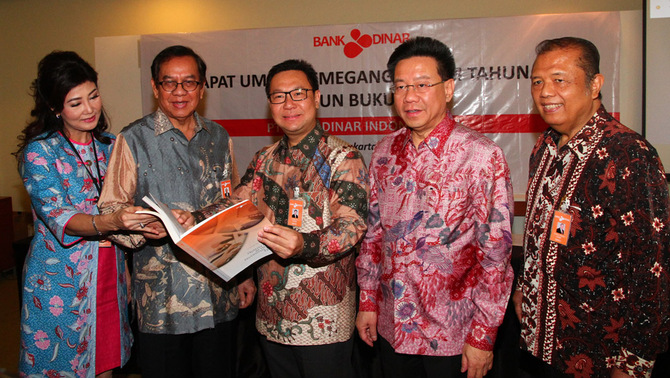 Direktur Utama PT Bank Dinar Indonesia Tbk Hendra Lie (tengah) bersama Komisaris Independen Efen Lingga Utama (kiri), Komisaris Utama Syaiful Amir (kedua dari kiri) dan Pemegang Saham Nio Yantony (kedua dari kanan) serta  Komisaris Independen Haryono Waskito (kanan) berbincang sebelum RUPST di Jakarta, Rabu (11/5). 
