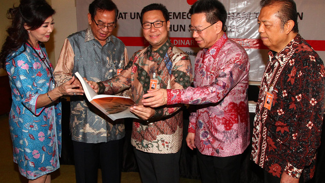 Direktur Utama PT Bank Dinar Indonesia Tbk Hendra Lie (tengah) bersama Komisaris Independen Efen Lingga Utama (kiri), Komisaris Utama Syaiful Amir (kedua dari kiri) dan Pemegang Saham Nio Yantony (kedua dari kanan) serta  Komisaris Independen Haryono Waskito (kanan) berbincang sebelum RUPST di Jakarta, Rabu (11/5). 
